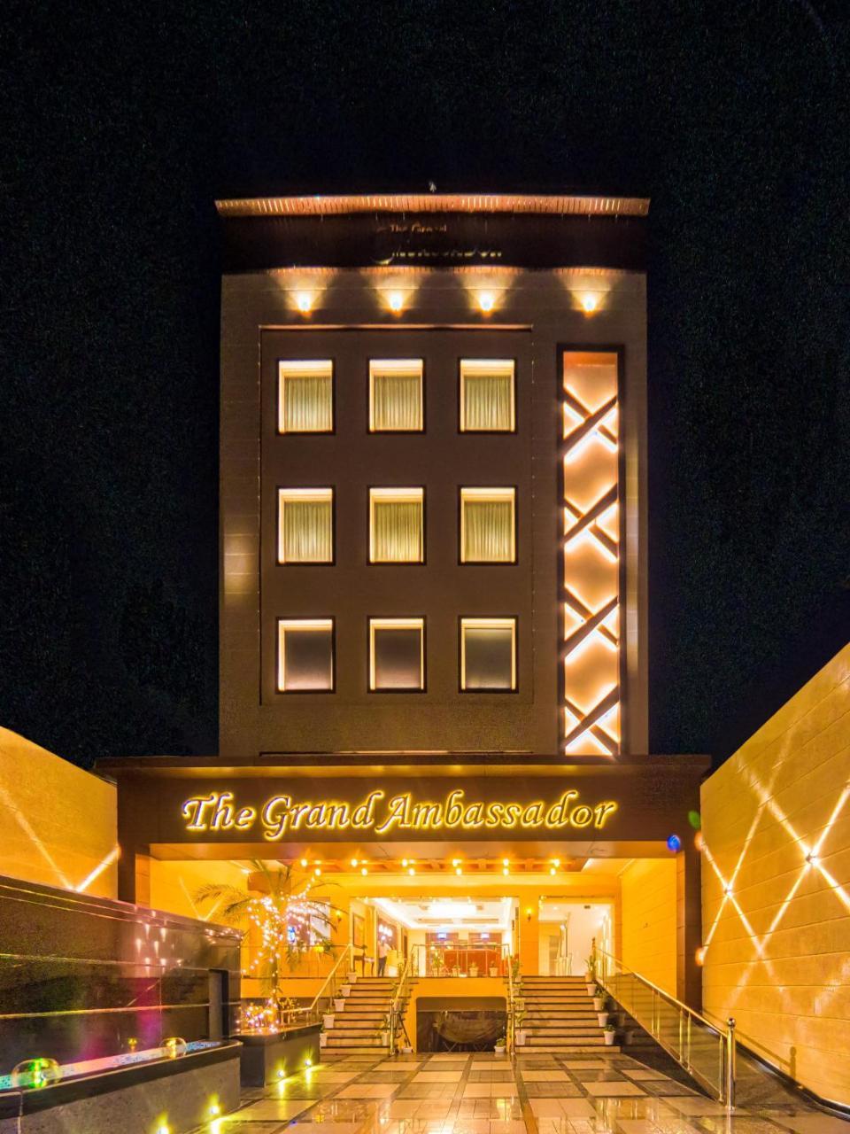 The Grand Ambassador Hotel Phagwāra Eksteriør billede